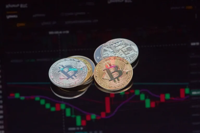 AAAVE dispara 6,33% em 24h e rompe US$ 100 com forte pressão compradora na Binance