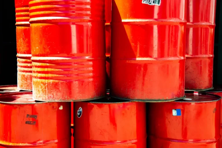 Alta do Petróleo Complica Decisão do Fed sobre Juros; Petrobras e PRIO Disparam na B3