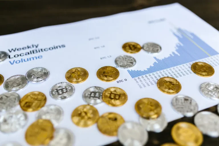 Altcoins de IA e DeFi superam Bitcoin na semana; UNI recua 2,38%
