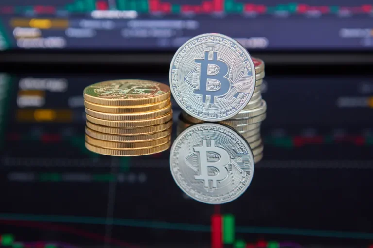 Bitcoin cai 1,2% a US$ 64.083 com Fear Index em 28; rotação de capital de IA para cripto ganha traçã