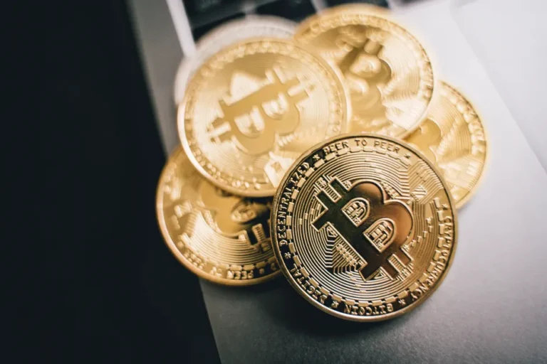Bitcoin e Ethereum recuam cerca de 3% em 24h; livro de ofertas revela divergência de fluxo entre BTC