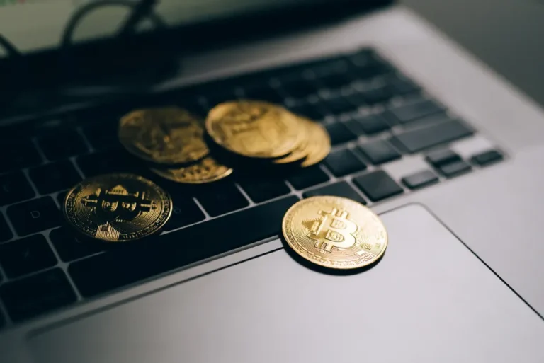 Bitcoin sobe 1,09% com trégua entre EUA e Irã, mas Fear & Greed ainda marca 30 pontos