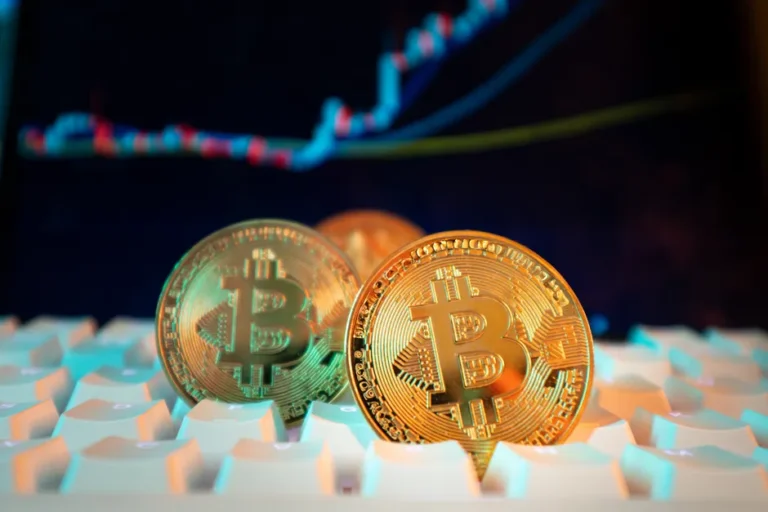 Bitcoin sobe 1,53% com expectativas de distensão entre EUA e Irã; BTC testa US$ 65,7 mil