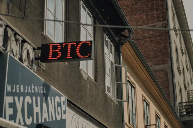 BitMEX encerra operações e acelera consolidação do mercado cripto; Fear & Greed marca 31 pontos