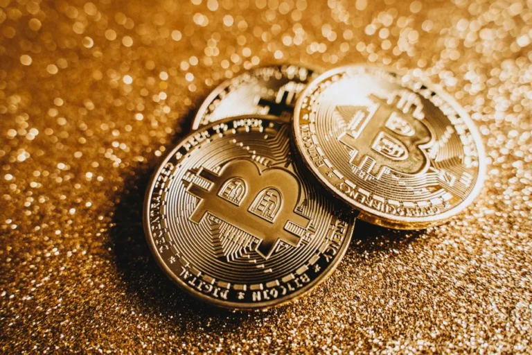 BlackRock IBIT vs MicroStrategy: Os Dois Caminhos Opostos Para Acumular Bitcoin no Mercado