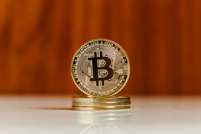 BTC encerra Q2 com volatilidade de 42%; ETFs registram saídas de US$ 225 milhões