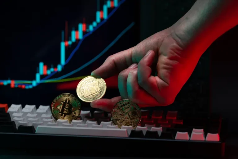 BTC recua a US$ 65 mil e ETH cai 2% em meio a choques de energia e tecnologia