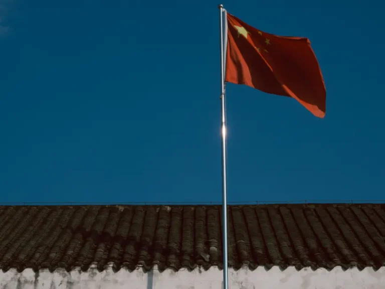 China critica tarifas dos EUA e reage a ameaça de sanções contra empresas de IA; tensão comercial se
