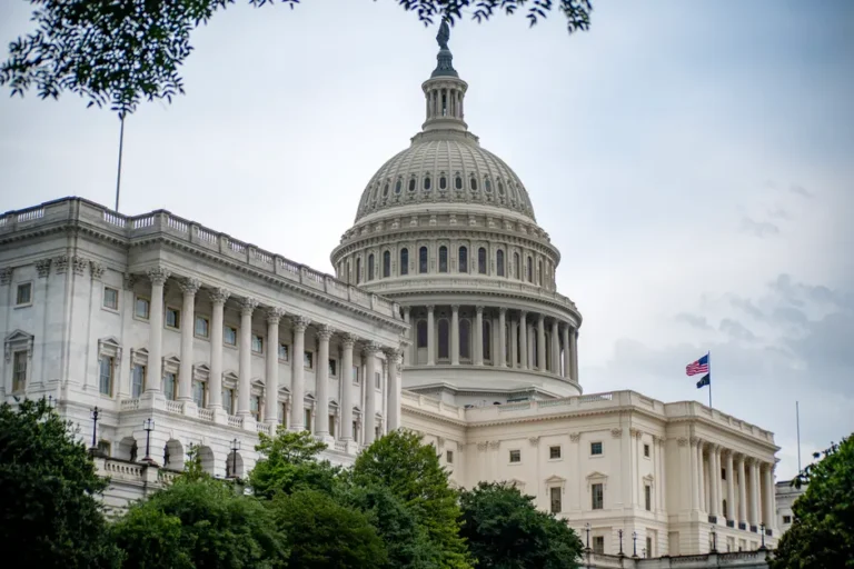 CLARITY Act sofre atraso nos EUA e mantém indefinição sobre estrutura do mercado cripto