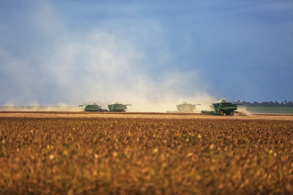Clima adverso e tensões geopolíticas sustentam preços da soja e do milho no mercado global