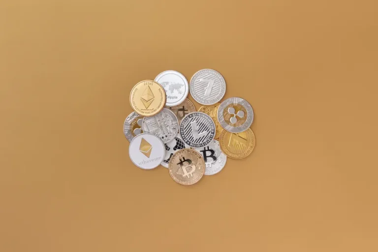 Coinbase CEO aposta em 'finanças agentivas'; rede Base atinge 100 milhões de transações de IA