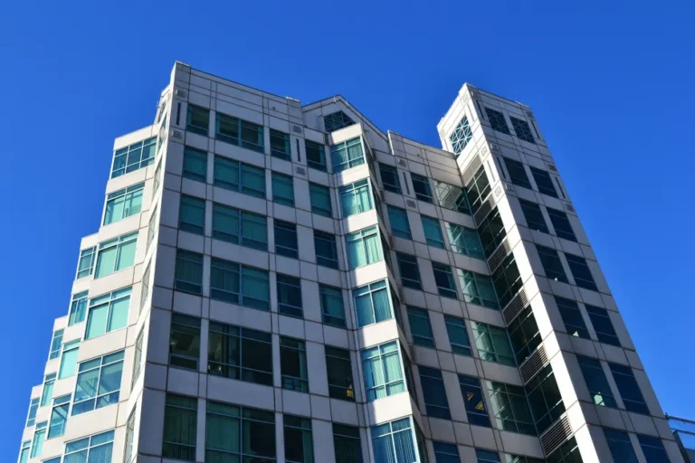 Coinbase (COIN) desaba 18% após balanço frustrar Wall Street; CEO tenta reposicionar narrativa