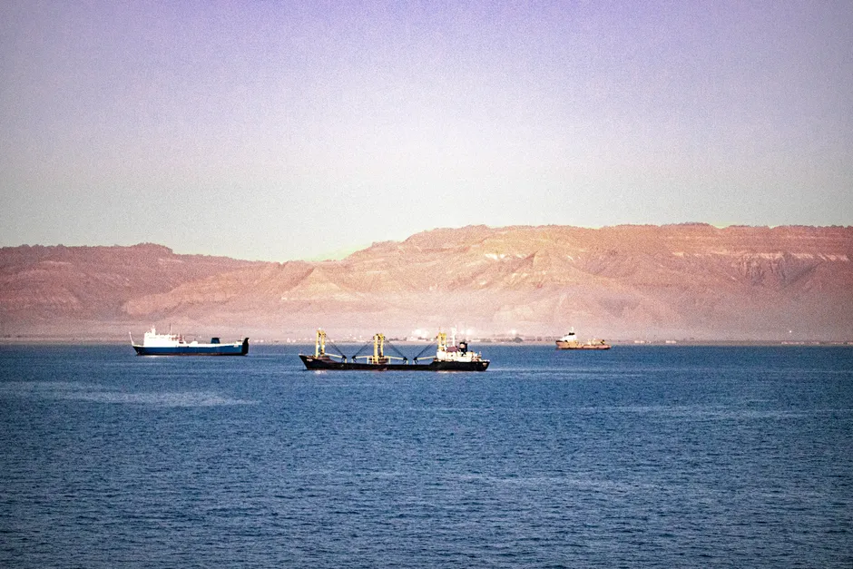 Conflito no Irã se expande ao mar Vermelho e ao Cáspio; petróleo e rotas marítimas sob pressão