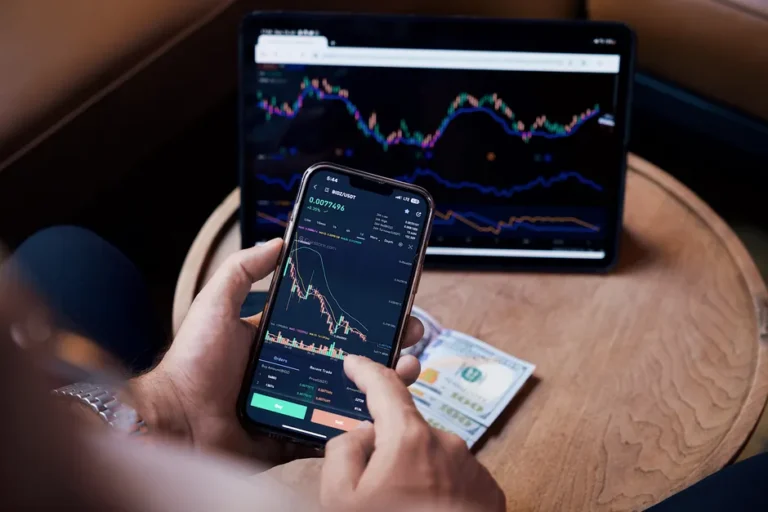 Dólar abre a R$ 5,12 com IPCA-15 e balanços corporativos no radar do mercado