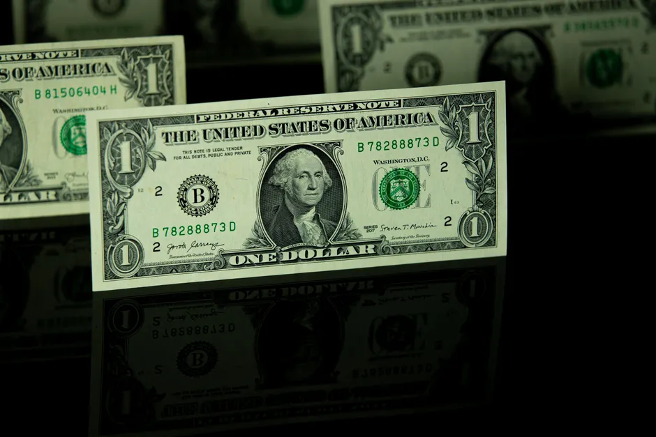 Dólar abre em leve alta com balanços e Fed no radar; B3 atrasa abertura