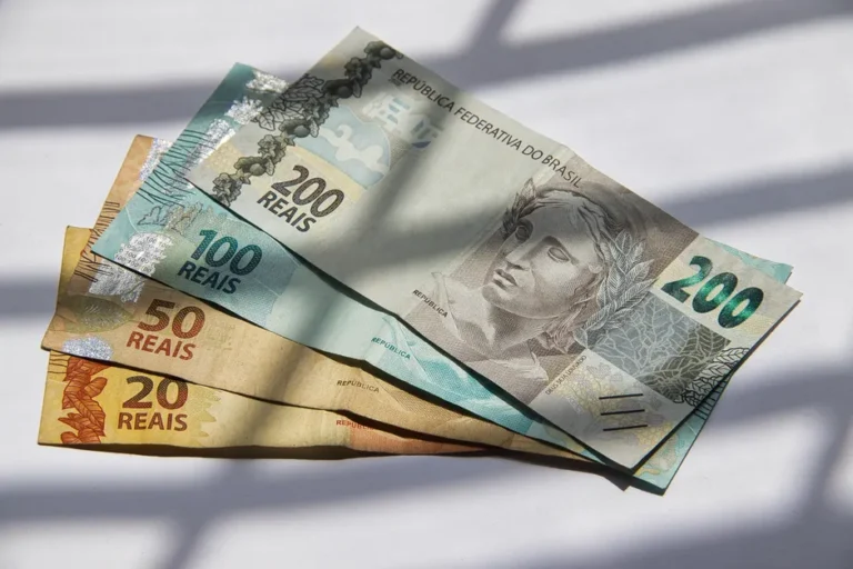Dólar cai quase 1% após decisão do Fed e dados de emprego nos EUA