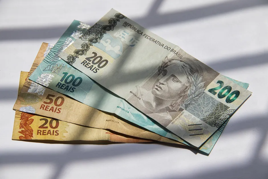 Dólar cai quase 1% após decisão do Fed e dados de emprego nos EUA