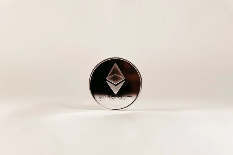 ETFs de Ethereum superam Bitcoin em fluxo institucional; ETH recua 1,5% no spot