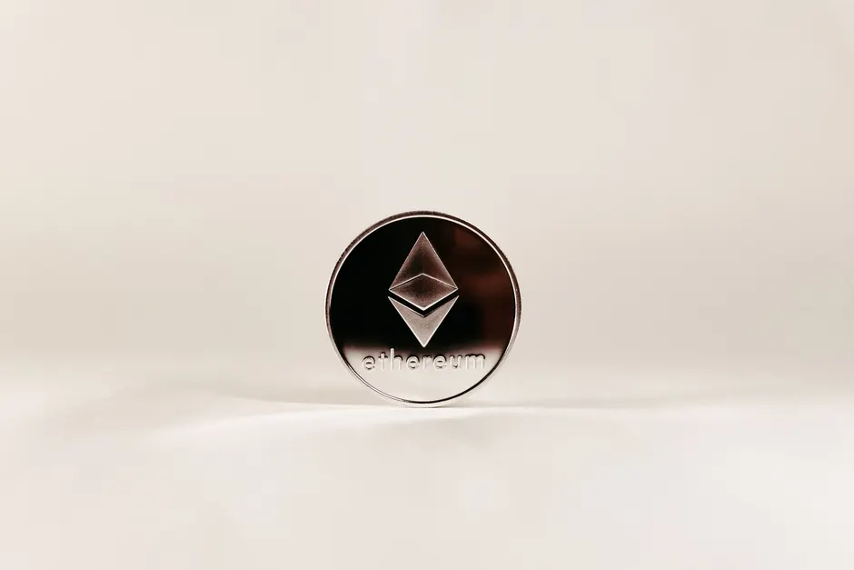 ETFs de Ethereum superam Bitcoin em fluxo institucional; ETH recua 1,5% no spot