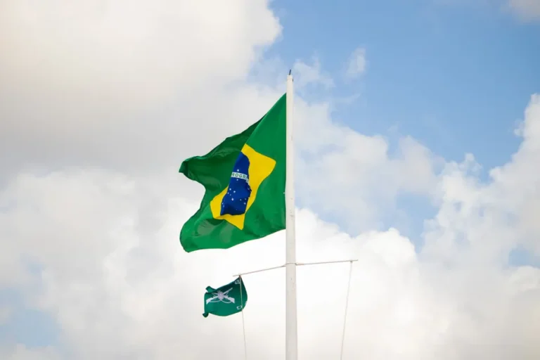 EUA impõem tarifaço duplo ao Brasil, mas excluem itens sensíveis à inflação americana