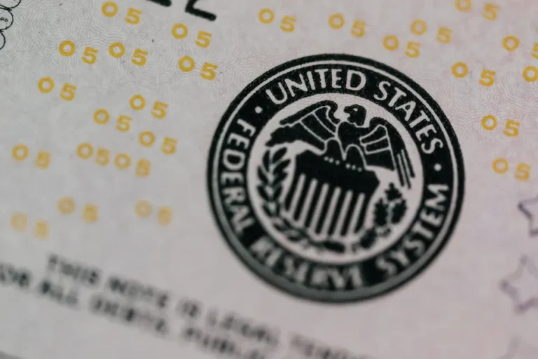 Fed e Banco do Japão decidem juros na próxima semana; Bitcoin recua a US$ 64,6 mil sob medo extremo