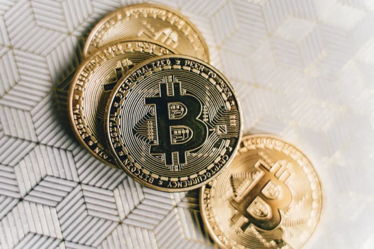 Fidelity, gigante de US$ 7 trilhões, monitora oferta de Bitcoin de longo prazo; BTC recua 0,42%