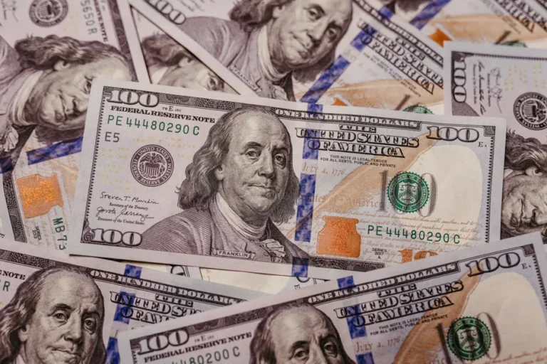FinCEN emite alerta a bancos e cooperativas sobre fraude de auxílio estudantil com 'alunos fantasmas