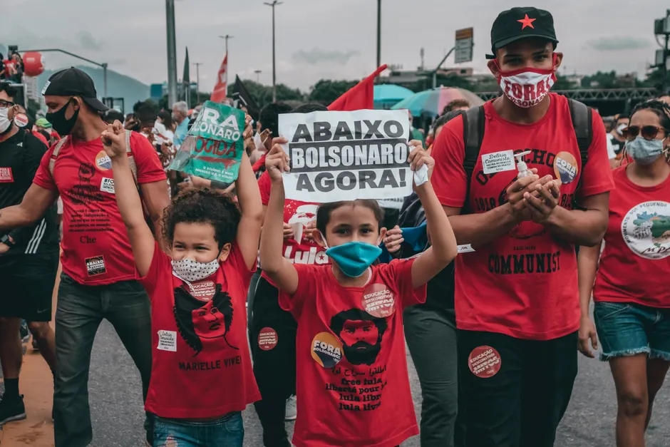 Lula diz que "tem loucos no mundo querendo guerra" e defende fortalecimento da Defesa