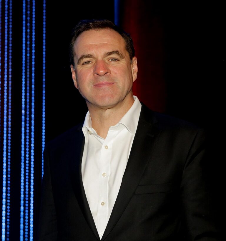 Niall Ferguson alerta: guerra prolongada no Irã pode desencadear crise de dívida na América Latina