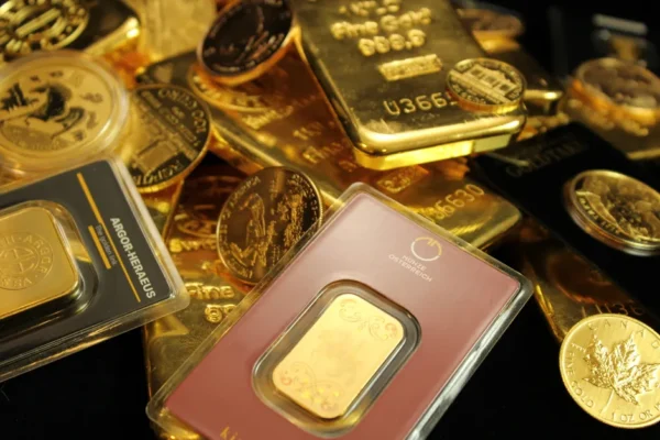 Ouro amplia perdas com dissidentes do Fed reforçando apostas em alta de juros nos EUA