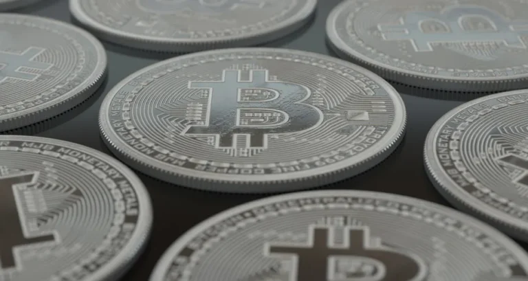 Strategy (MSTR) estende pausa em compras de bitcoin pela 5ª semana e vende US$ 544,5 milhões em açõe