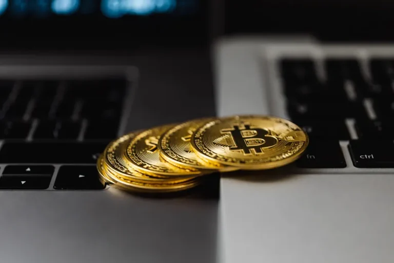 Triple-A: perdas em hot wallet chegam a US$ 11,8 milhões e novos depósitos continuam sendo drenados