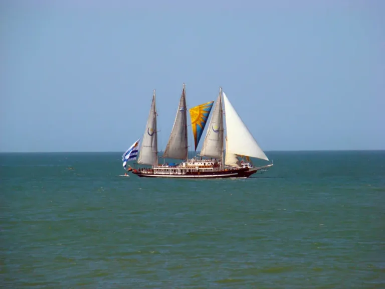 Ucrânia atinge navio de guerra russo com carga iraniana no Mar Cáspio; tensão eleva risco geopolític