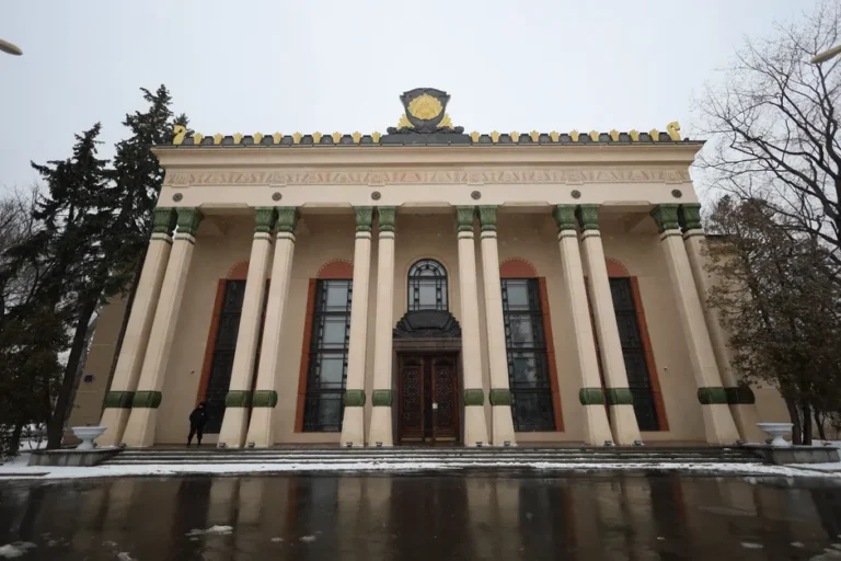 Zelensky acusa Rússia de planejar envio de 30 mil soldados norte-coreanos; escalada pressiona petról