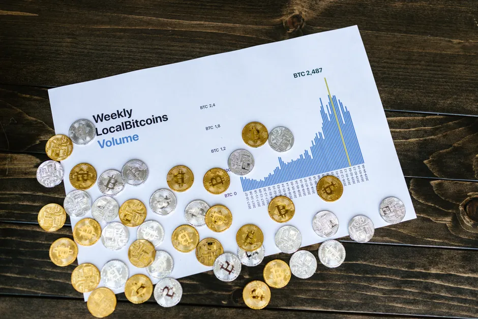 Bitcoin cai a US$ 62,6 mil com variação de -1,98% em 24h e traders monitoram fechamento semanal