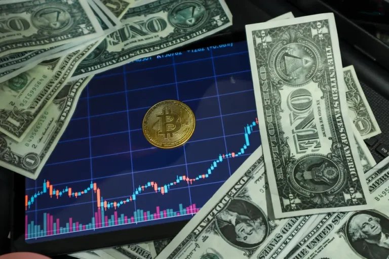 Bitcoin mantém US$ 63 mil e Wall Street projeta ETFs de US$ 100 bilhões; Tom Lee faz alerta