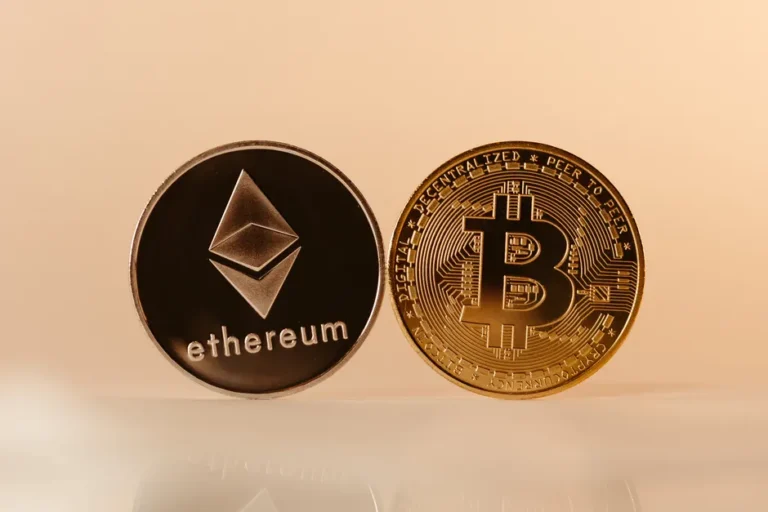 BTC e ETH ignoram expectativas de acordo de paz e operam em queda no mercado cripto