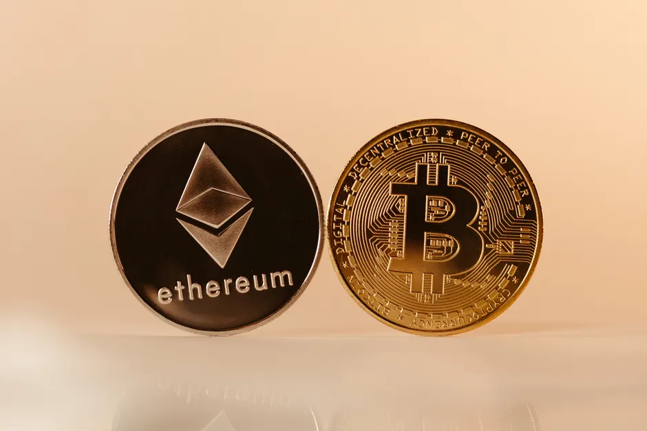 BTC e ETH ignoram expectativas de acordo de paz e operam em queda no mercado cripto
