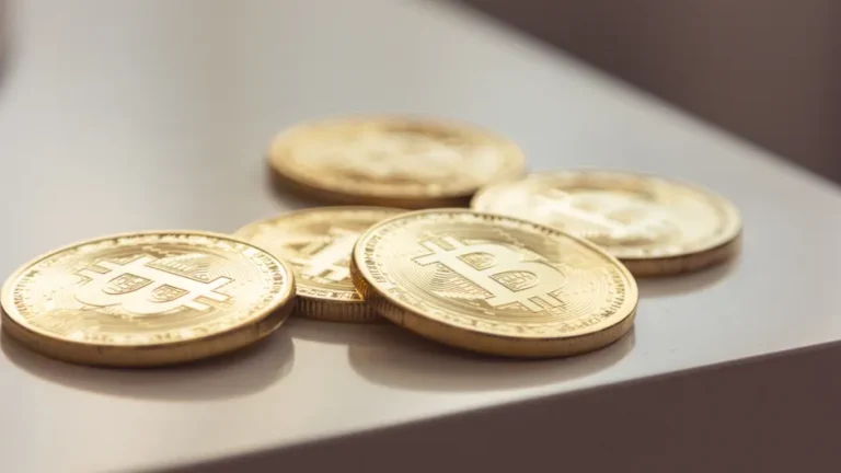BTC estaciona em US$ 64.850 à espera de votação do CLARITY Act no Senado dos EUA