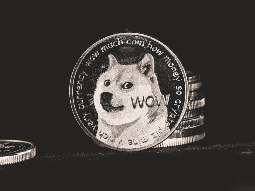 Dogecoin atinge níveis 'mais sobrevendidos da história', diz trader; entenda o cenário do DOGE