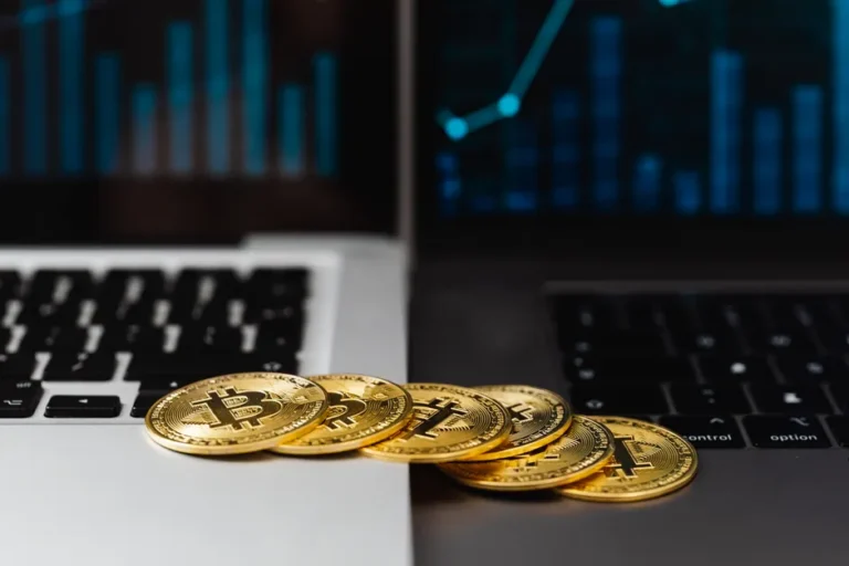 ETFs de Bitcoin fecham julho no azul com demanda institucional; BTC opera a US$ 63,1 mil