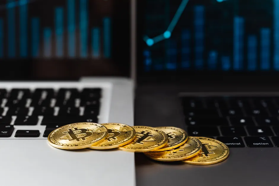ETFs de Bitcoin fecham julho no azul com demanda institucional; BTC opera a US$ 63,1 mil