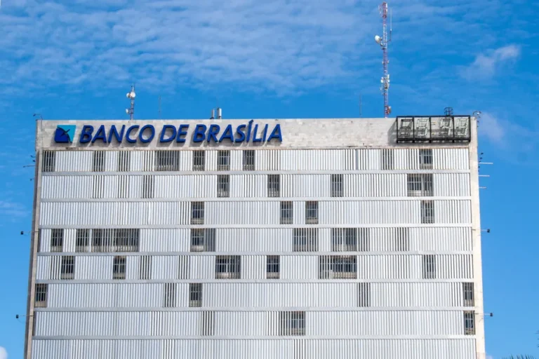 Governo edita MP de R$ 18,5 bilhões em crédito para exportadores afetados por tarifaço dos EUA