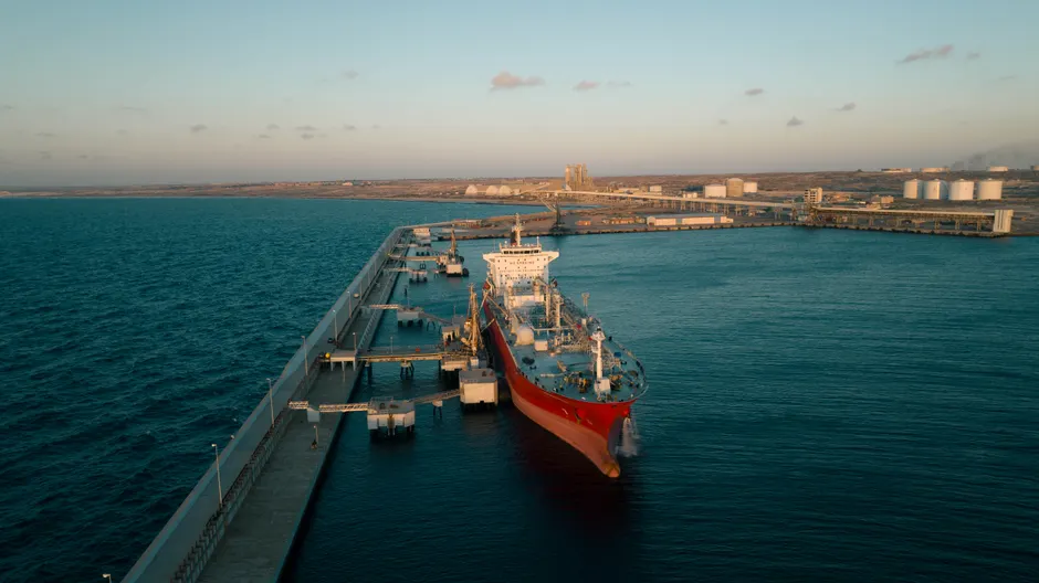 Guerra no Oriente Médio: negociações entre EUA e Irã pressionam petróleo e petroleiras na B3