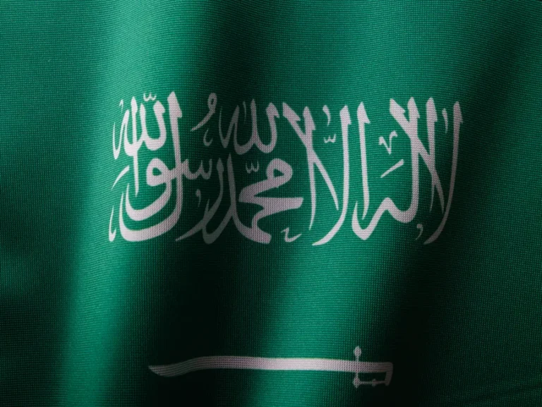 Príncipe da Arábia Saudita comunica a Trump receio com escalada do conflito entre EUA e Irã