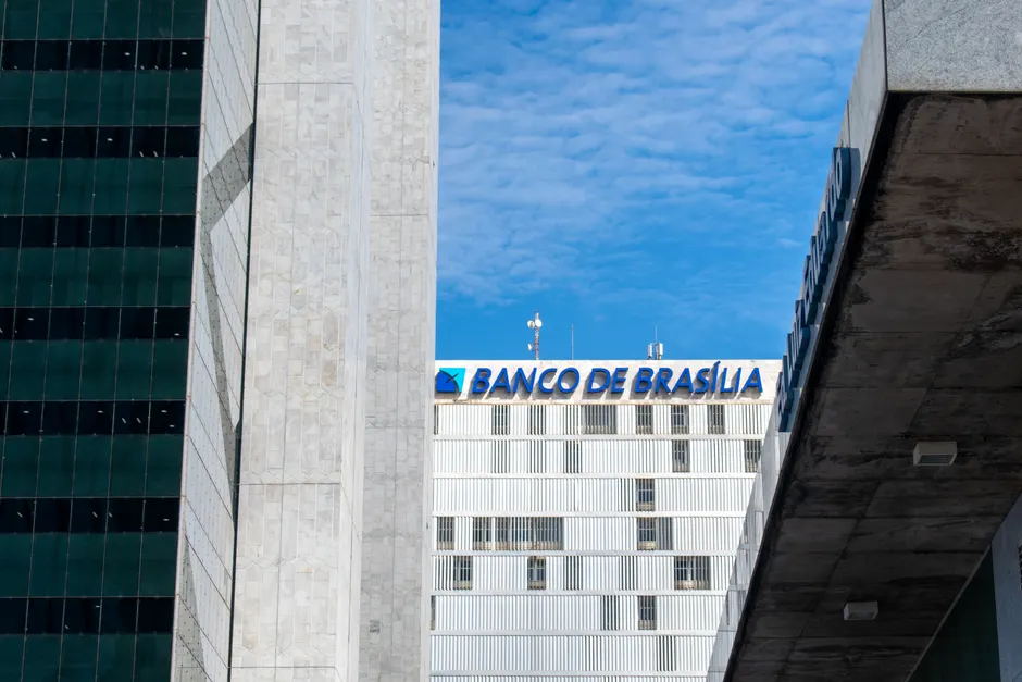 Selic a 14%: Copom vincula próximos passos ao cenário do petróleo, Fed e IPCA