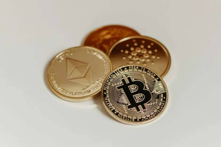 XRP atrai fluxo recorde para ETFs, mas preço acumula queda de 40%