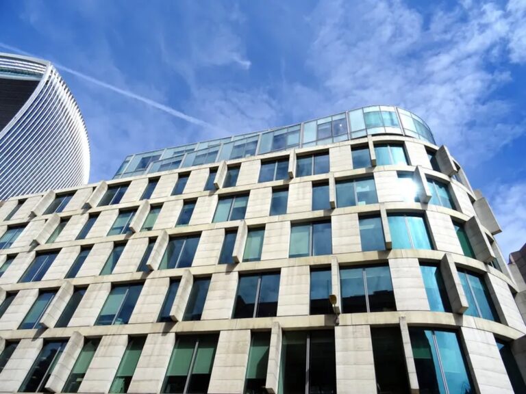 FCA multa em £ 56,4 mil e proíbe ex-CEO da SVS Securities de exercer cargos executivos no Reino Unid