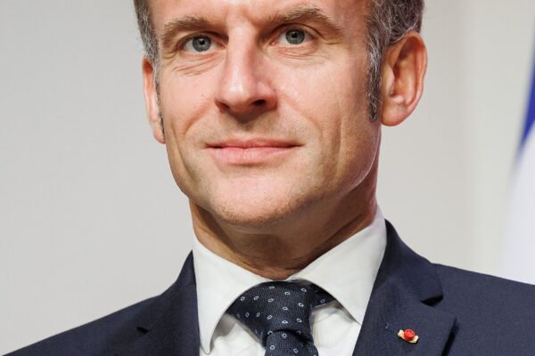 Macron anuncia envio de militares franceses para proteger rota petrolífera saudita no Mar Vermelho