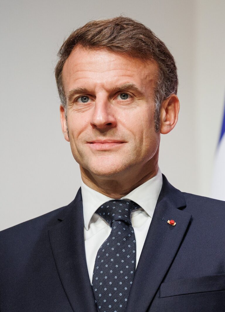 Macron anuncia envio de militares franceses para proteger rota petrolífera saudita no Mar Vermelho